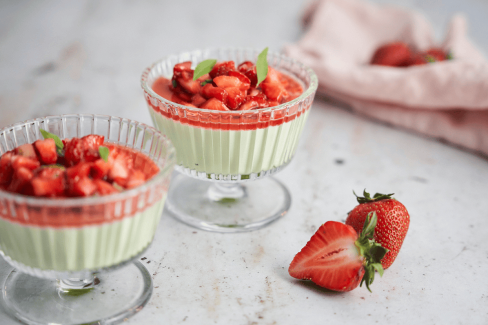 Matcha Panna Cotta mit Erdbeersoße Rezept Matcha Set und Grüner Tee