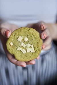 matcha cookies mit weißer schokolade