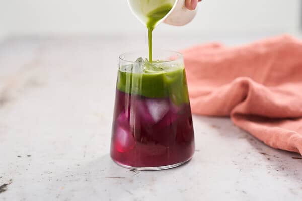 Matcha Limonade mit Butterfly Pea