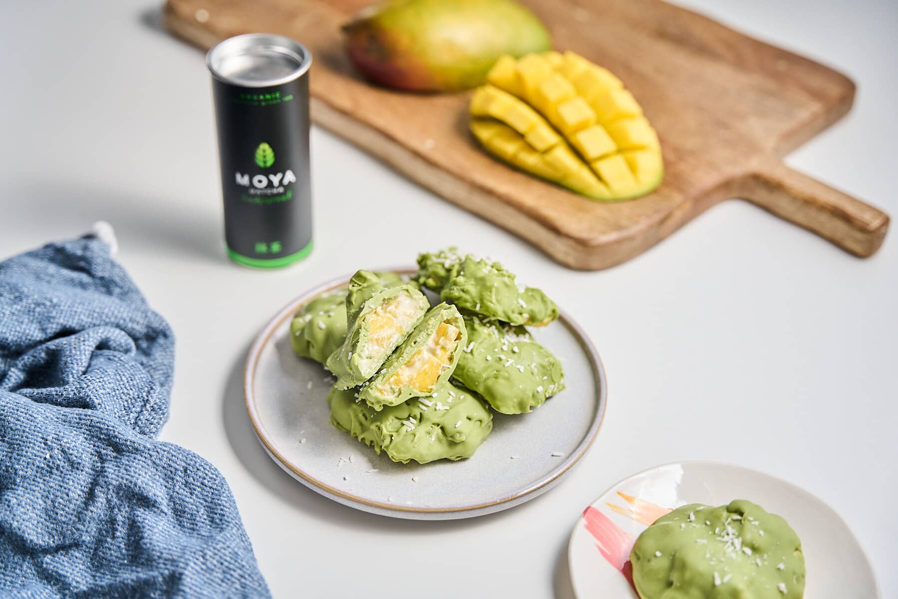 Mango-Bites in Schokolade mit Matcha