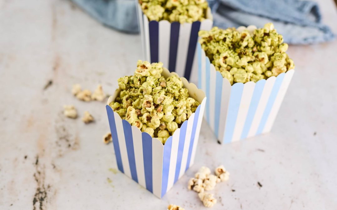 Popcorn mit Matcha- und weißer Schokoladenglasur